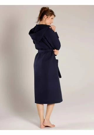 TAUBERT Damen Piquée Bademantel Mit Kapuze Länge 120cm Navy 3 TAUBERT Damen Piquée Bademantel Mit Kapuze Länge 120cm Navy – Bild 3